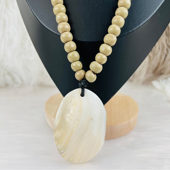 Bohemian Island chic large shell pendant, stretch, beaded colorful necklace - Picture 12 of 13